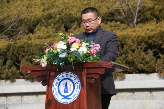 路新豪主任带领教师宣誓