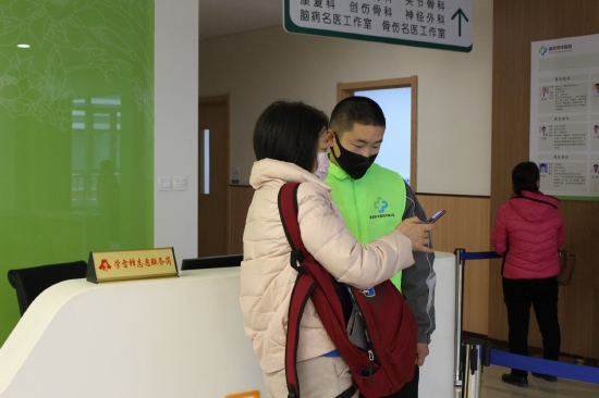 在潍坊市中医院为就诊者提供讲解、引导等志愿服务