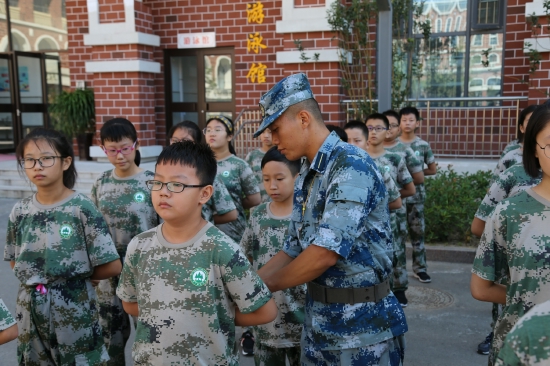 为省内大中小学校新生开展国防教育及军训服务