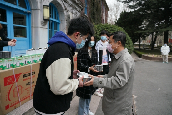 学校党委书记马连湘为学生现场发放餐盒