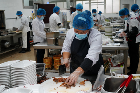 紧张忙碌的餐饮服务工作