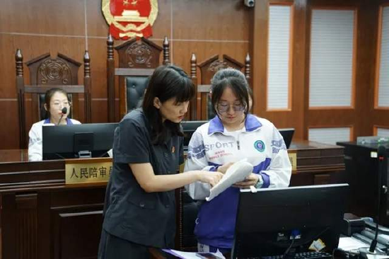 学生走进模拟法庭,感受司法公正,弘扬法治精神