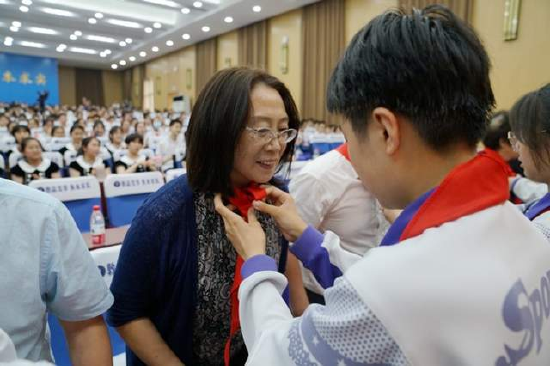 学生为党委副书记董翠娟佩戴红领巾