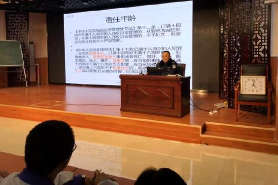 学校举行校外辅导员法制报告会