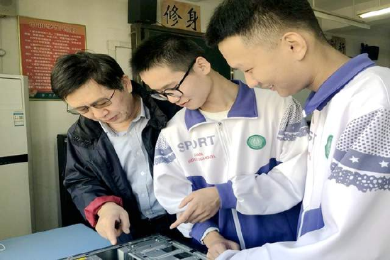退休教师徐甲华老师认真为学生辅导计算机操控