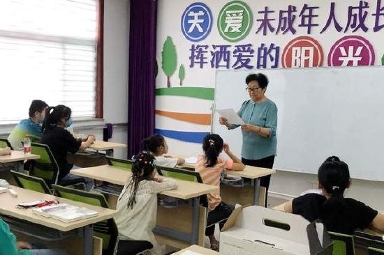 退休教师徐克琳老师参加社区暑期公益课业辅导
