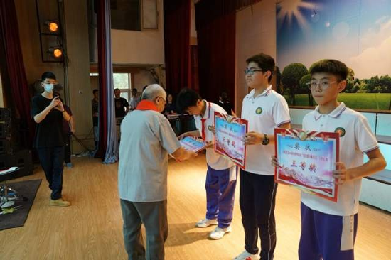 学校关工委常务副主任瞿淦华为歌唱比赛获奖班级颁奖