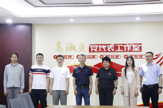 与章丘区三涧溪村党支部书记高淑贞座谈交流墙绘志愿服务项目