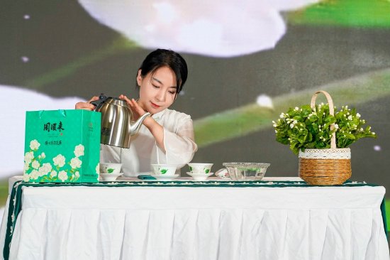 精彩的茶艺表演,让观众们在现场领略到了横州茉莉花茶的清香与醇厚
