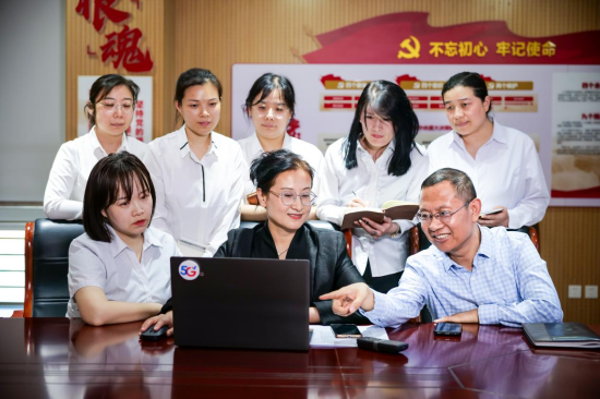 图为客服工作团队合影