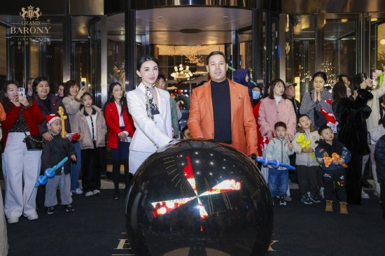 「冬日绮境·艺术圣诞」济南君廷酒店点灯仪式璀璨泉城