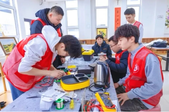 雷锋电子e工服务队为社区居民维修小家电