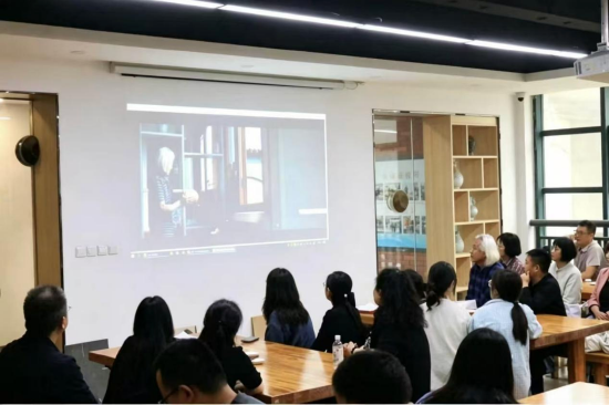 ▲孙波大师展示陶艺创作流程