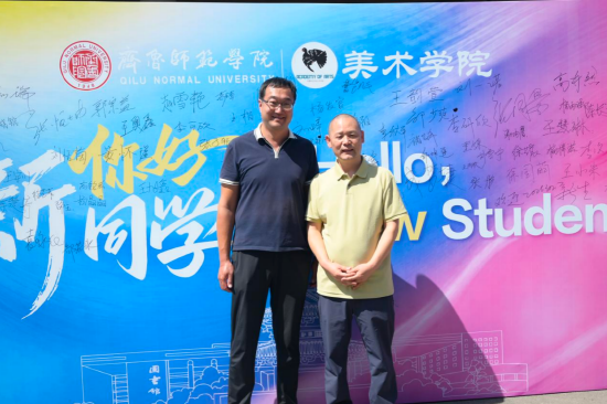 李虎（左一）和自己的老师刘明亮