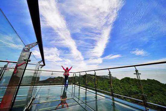 还有，塔山玻璃观景平台，亦可360度体验天蒙的奇、秀、险，慢享“人在画中游”的绝妙意境。