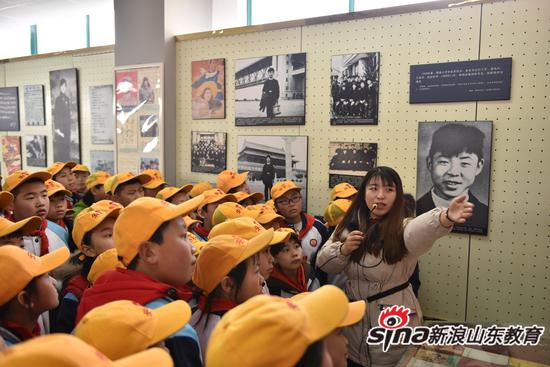 青岛黄海学院雷锋纪念馆讲解员向小学生们讲解