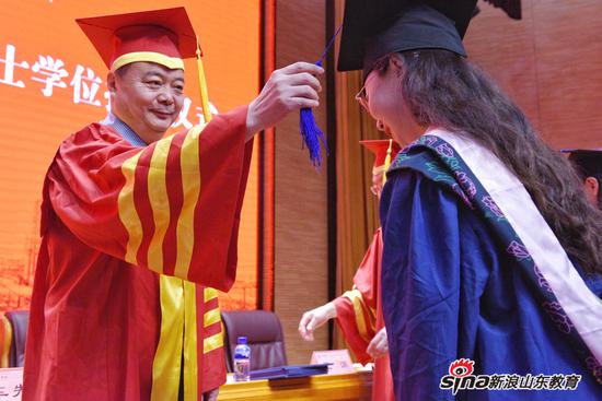 学校领导为现场学生拨苏正冠