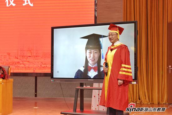 学校领导为毕业生云端拨穗