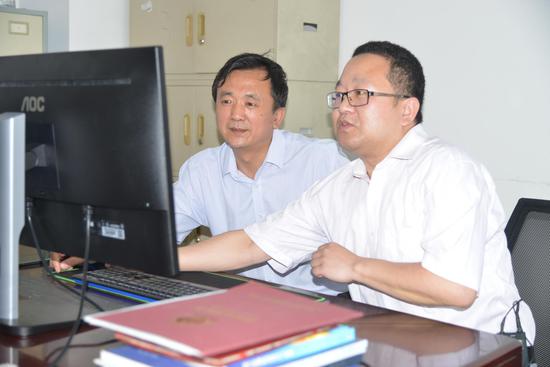 左为于镭,右为邵巍
