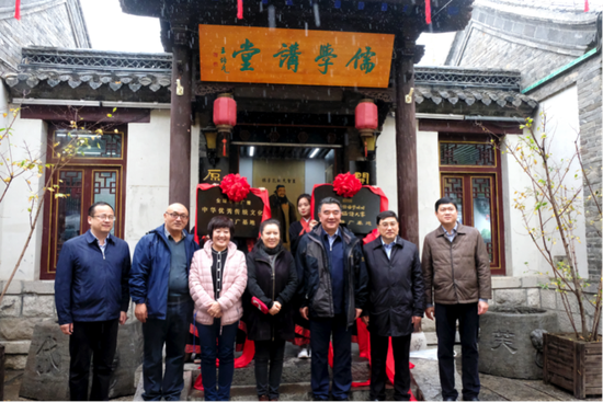 (嘉宾为传统文化推广基地揭牌)