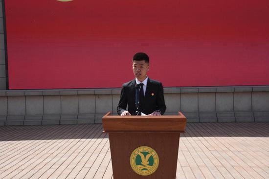 入团介绍人代表李龙豪同学宣读《团章》