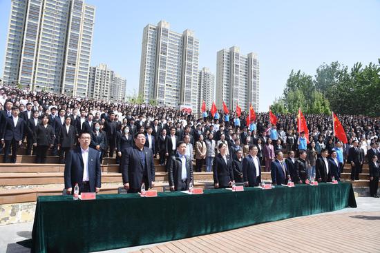 全体齐唱国歌