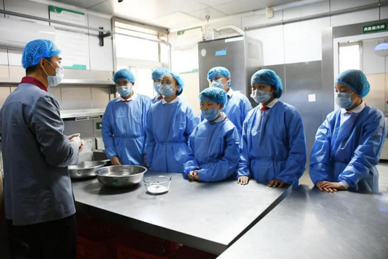 餐厅老师教给学生们如何给肉解冻