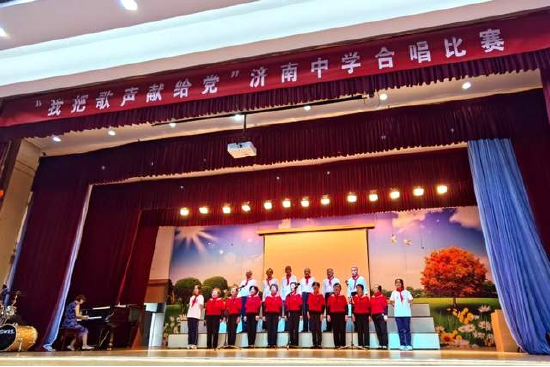 老年合唱团、关工委成员、学生同唱一首歌参加学校庆“七一”活动