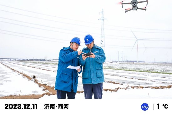 ▲国网商河县供电公司运维人员对35千伏钱杨线进行特巡及测温,通过“人工+无人机”协同联动的方式,保障线路安全运行。