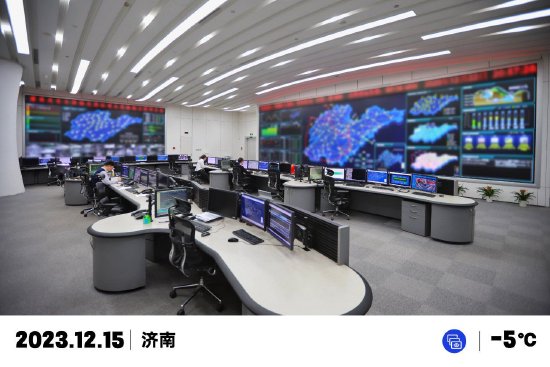 ▲国网山东电力调度控制中心高度关注用电负荷及新能源出力变化趋势,加强电网运行风险研判,确保全省电力可靠供应。
