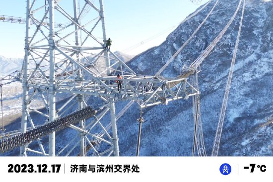 ▲抢险人员系上安全带,拴上保险绳,在山顶100余米的高塔上敲掉冰层。