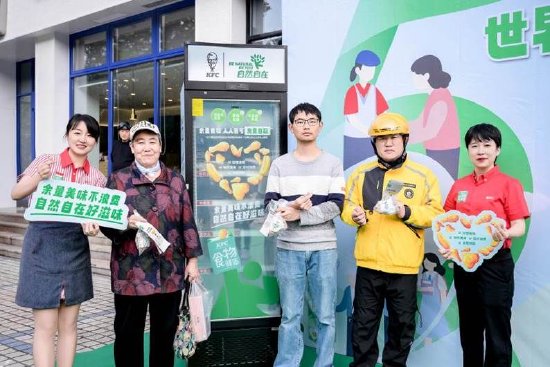 茜茜和领取余量食物的社区居民们