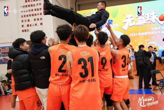 荣耀时刻合照(冠军队伍在颁奖台上