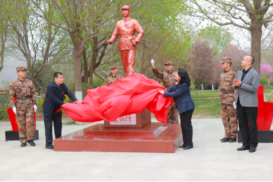 雷锋塑像揭幕仪式