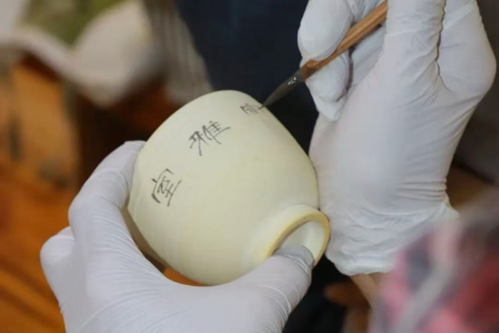 ▲阎玲大师现场示范陶瓷绘画技艺
