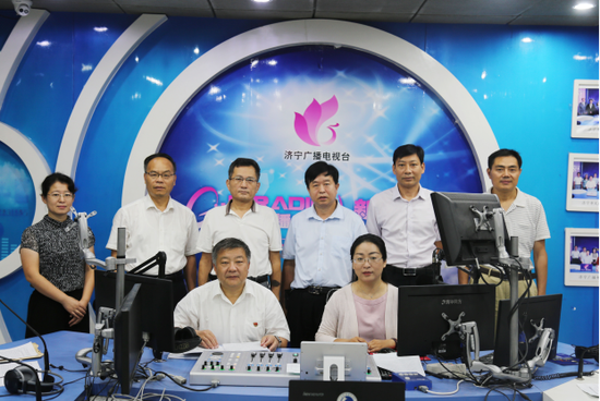 山东理工职业学院党委书记许可带队走进济宁广播电视台“政风行风热线”直播间