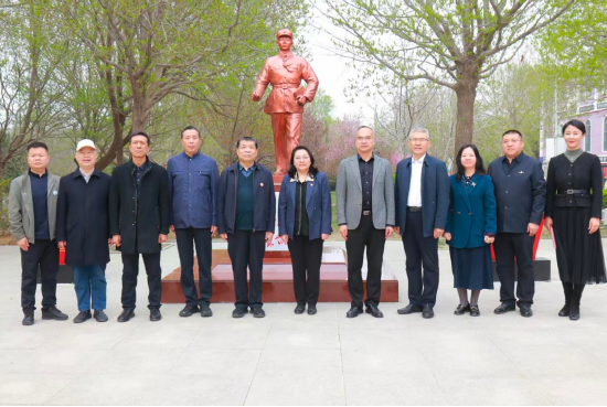 雷锋塑像揭幕仪式