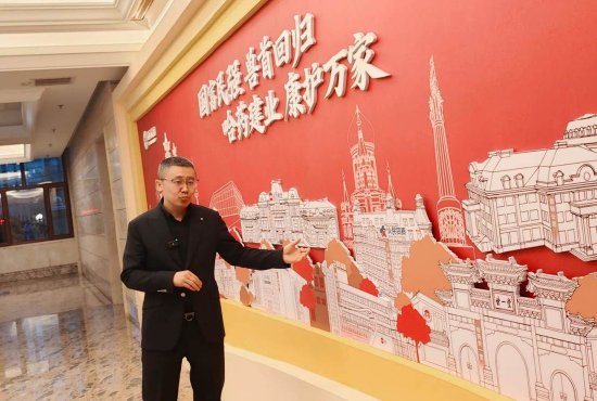 图为哈药集团股份有限公司副总裁夏继成