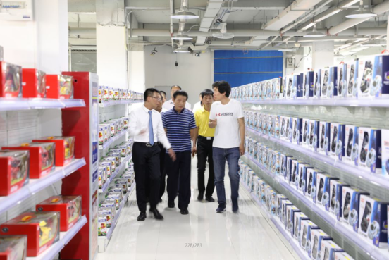 嘉宾参观潮博汇“展厅模式