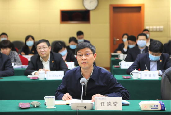党委书记、董事长任德奇主持报告会