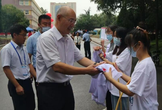 校长陈克正到迎新现场