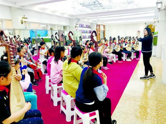 □记者　肖芳　报道　　青岛市南区实验小学学生课后参加民乐社团活动。