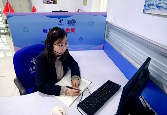 图为客服工作人员正在耐心细致为用户办理业务