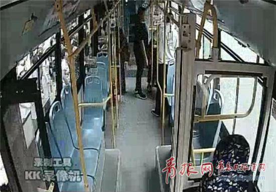 ▲乘客發(fā)病,駕駛員上前查看情況。