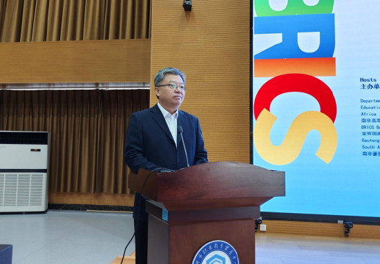德州职业技术学院党委委员、副院长周吉星宣布2023年金砖国家职业技能大赛“服务机器人”赛项国际总决赛开幕。