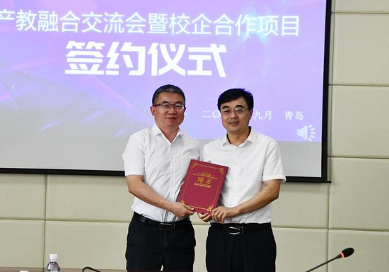 青岛黄海学院董事长刘常青为企业导师颁发聘书