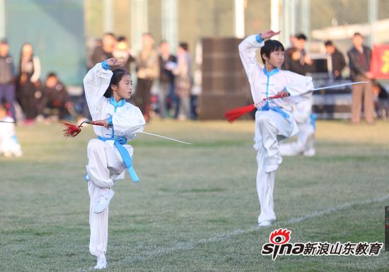 济南市育贤小学学生进行太乙门武术表演