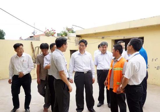 山东省委常委、青岛市委书记张江汀,青岛市委副书记、市长孟凡利,青岛市人大常委会主任宋远方,青岛市政协主席杨军,青岛市委副书记牛俊宪到胶州调研时的场景。