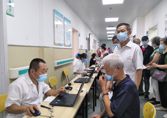 家庭医生正在为群众进行中医体质辨识