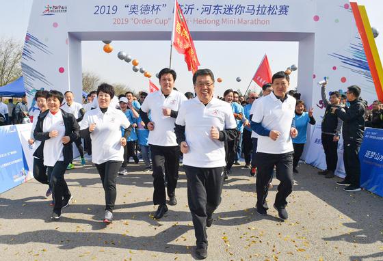 图一:王玉君等领导领跑